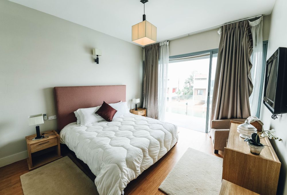 Chambre avec matelas et textiles propres