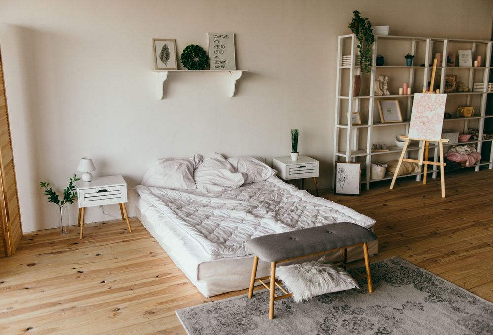 Intérieur textile propre : canapé, tapis et coussins
